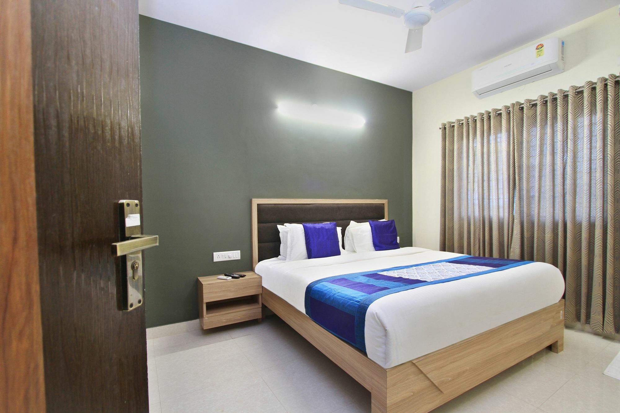 Hotel O Golden Inn Near Cubbon Park Бенґалуру Екстер'єр фото