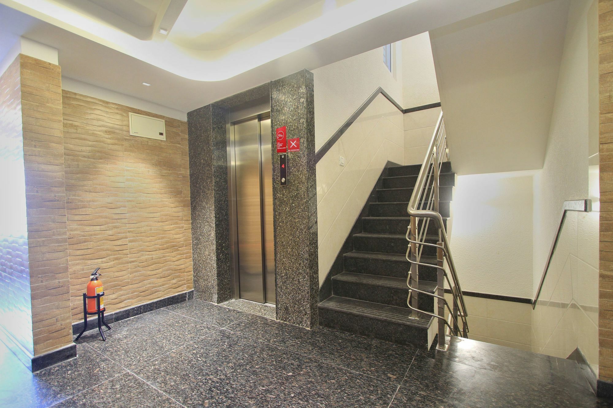 Hotel O Golden Inn Near Cubbon Park Бенґалуру Екстер'єр фото